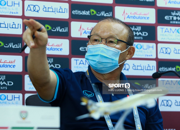 HLV Park Hang-seo đuổi người quay phim vì sợ lộ thông tin ở phòng họp báo-4