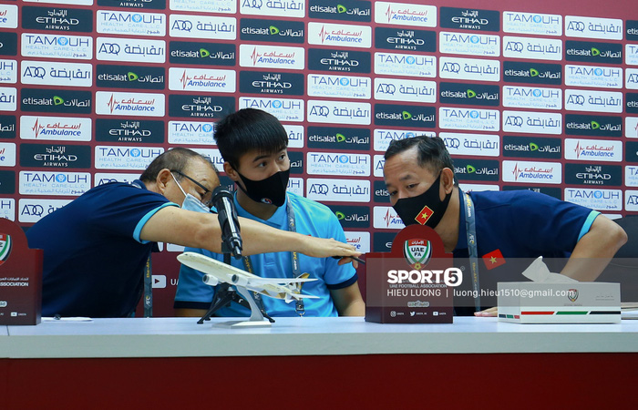 HLV Park Hang-seo đuổi người quay phim vì sợ lộ thông tin ở phòng họp báo-7