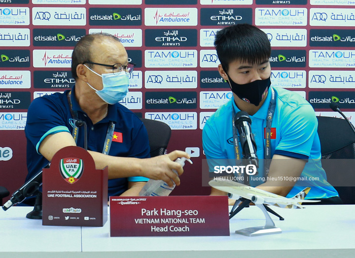 HLV Park Hang-seo đuổi người quay phim vì sợ lộ thông tin ở phòng họp báo-8