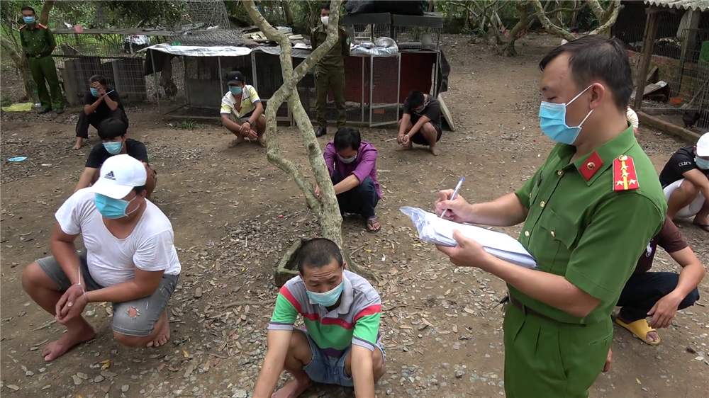 CLIP: Bí mật bên trong căn nhà treo bảng không tiếp khách chống dịch”-4