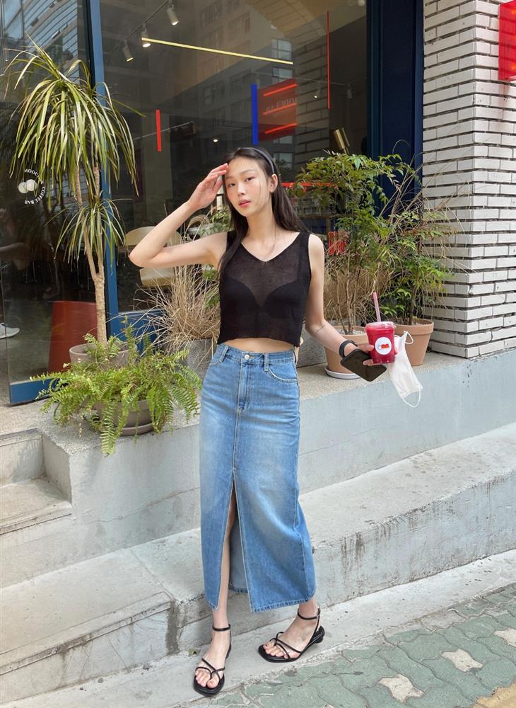 Chân váy có thêm chi tiết này thì nàng 1m55 trông như 1m65, cặp chân được kéo dài tít tắp-1