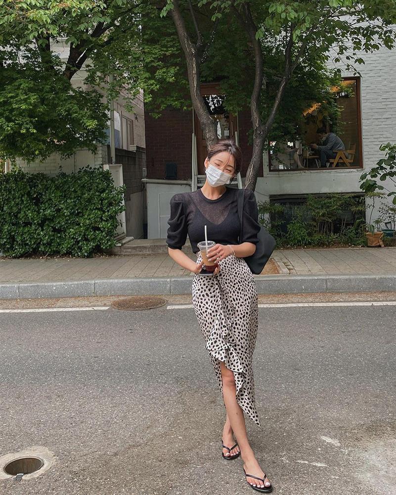 Chân váy có thêm chi tiết này thì nàng 1m55 trông như 1m65, cặp chân được kéo dài tít tắp-10