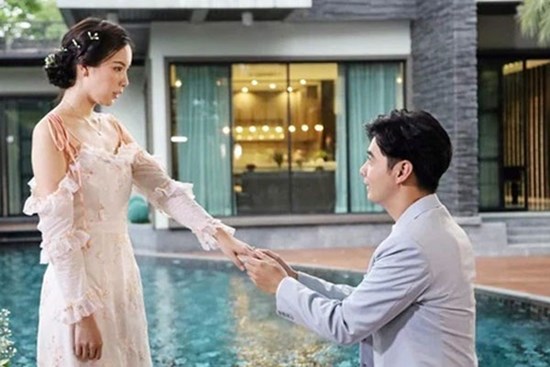 Bị bạn trai chia tay, tôi đang đau khổ tột cùng thì anh hàng xóm chạy sang dúi cho cuốn sổ tiết kiệm cả tỷ bạc