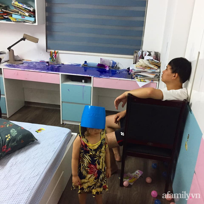 Ông bố bất lực bên tác phẩm hội họa tím lịm của 2 cô con gái, ai nhìn vào cũng sang chấn tâm lý-2