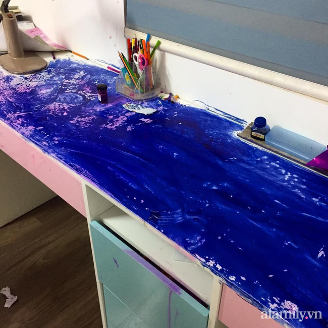 Ông bố bất lực bên tác phẩm hội họa tím lịm của 2 cô con gái, ai nhìn vào cũng sang chấn tâm lý-3