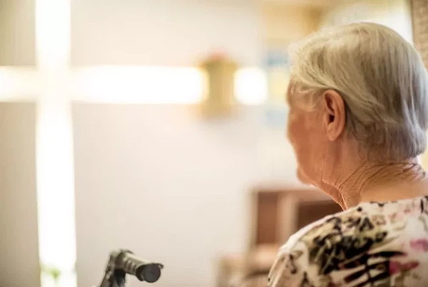 Sợ mẹ già ở nhà một mình gặp nguy, con trai đi làm không dám khóa cửa, vô tình khiến bà gánh chịu tội ác kinh hoàng suốt thời gian dài-1