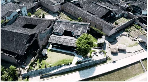 Đôi vợ chồng thạc sĩ bỏ việc về quê, cải tạo nhà cổ 700m2 thành không gian sống giữa thiên nhiên đẹp như tranh vẽ, con cái thoải mái chơi đùa: Ai xem cũng phải ao ước-2