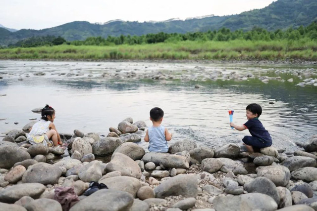 Đôi vợ chồng thạc sĩ bỏ việc về quê, cải tạo nhà cổ 700m2 thành không gian sống giữa thiên nhiên đẹp như tranh vẽ, con cái thoải mái chơi đùa: Ai xem cũng phải ao ước-5