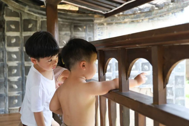 Đôi vợ chồng thạc sĩ bỏ việc về quê, cải tạo nhà cổ 700m2 thành không gian sống giữa thiên nhiên đẹp như tranh vẽ, con cái thoải mái chơi đùa: Ai xem cũng phải ao ước-11