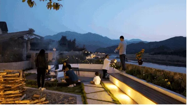 Đôi vợ chồng thạc sĩ bỏ việc về quê, cải tạo nhà cổ 700m2 thành không gian sống giữa thiên nhiên đẹp như tranh vẽ, con cái thoải mái chơi đùa: Ai xem cũng phải ao ước-21