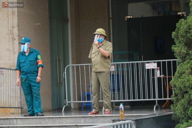 Hà Nội: Phong tỏa 1 tòa chung cư sau khi ghi nhận ca dương tính SARS-CoV-2-4