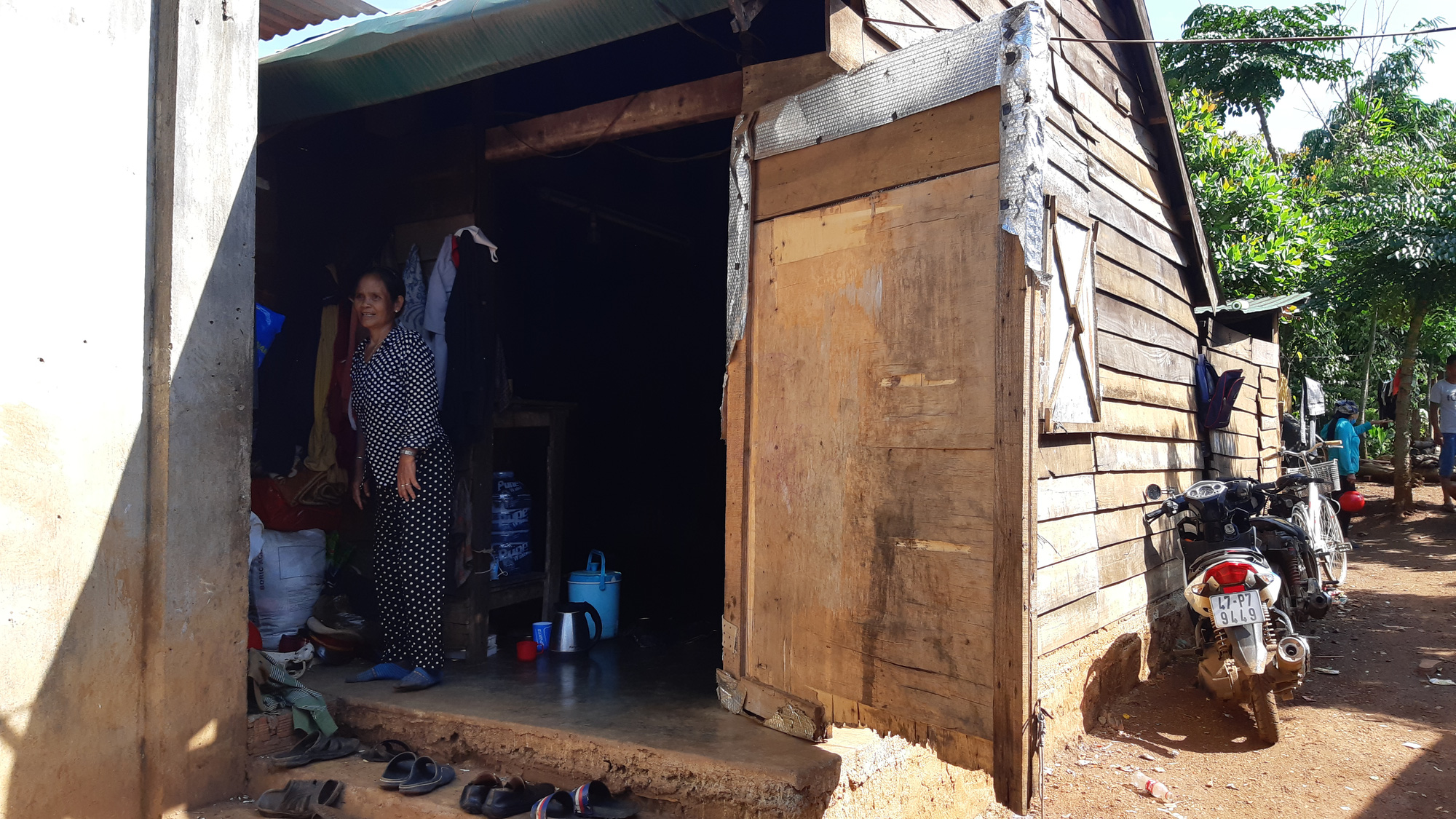 Xót xa cậu học trò nghèo không có tiền nộp quỹ bị trường giữ học bạ-2