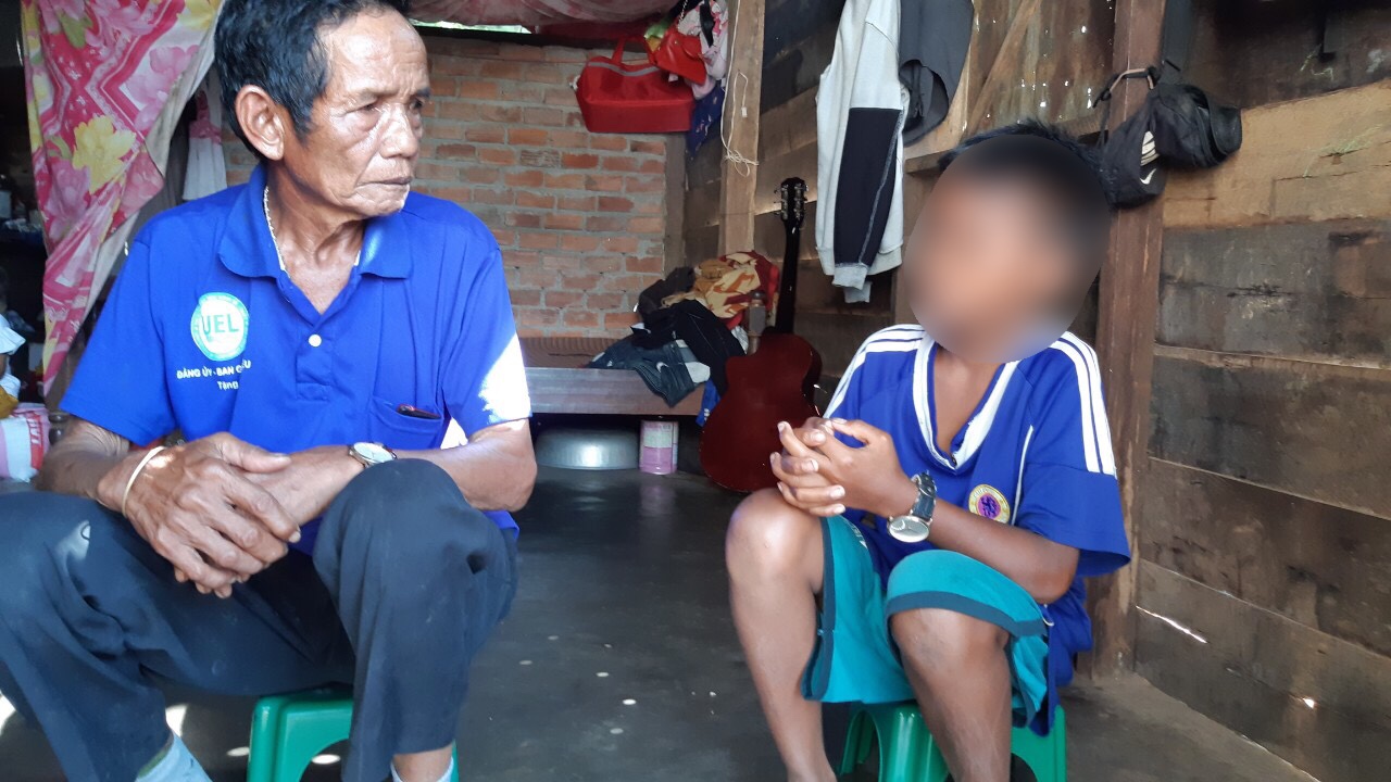 Xót xa cậu học trò nghèo không có tiền nộp quỹ bị trường giữ học bạ-4