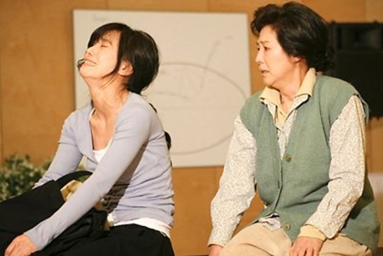 Hồ hởi dẫn mẹ chồng đi mua quần áo, không tiếc xõa tay chi tiền cho bà, không ngờ bà về nhà xúi con trai ly dị tôi