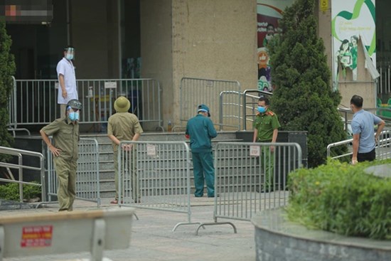 Hà Nội: Phong tỏa 1 tòa chung cư sau khi ghi nhận ca dương tính SARS-CoV-2