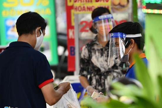 Người bán nước trước cổng Bệnh viện Nhi đồng 1 nhiễm nCoV