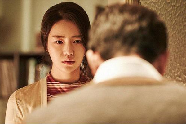 Sau nửa năm ly hôn, cứ hai ngày vợ cũ lại về thăm con, có&nbsp;hôm nhìn trộm qua cửa phòng thì tôi chết lặng nhận ra mình&nbsp;ngu lắm-1