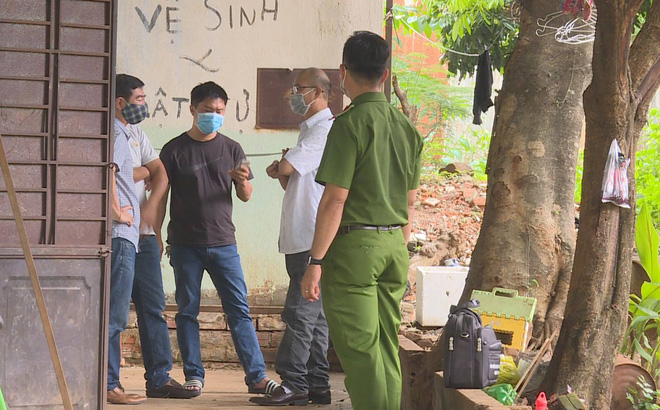 Bé trai 1 tuổi bò lổm ngổm ra cửa gào khóc, mọi người tá hỏa phát hiện người mẹ chết trong nhà-1