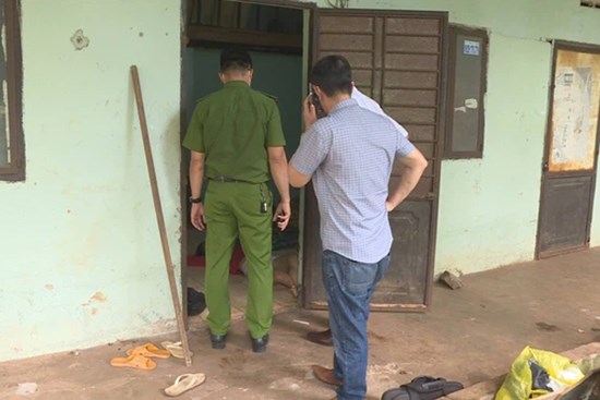 Bé trai 1 tuổi bò lổm ngổm ra cửa gào khóc, mọi người tá hỏa phát hiện người mẹ chết trong nhà