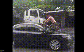 Thanh niên ngồi trên nắp capo ô tô la hét vì bị nước bắn lên người, pha cắn đứt dây an toàn khiến tất cả hoảng sợ-1