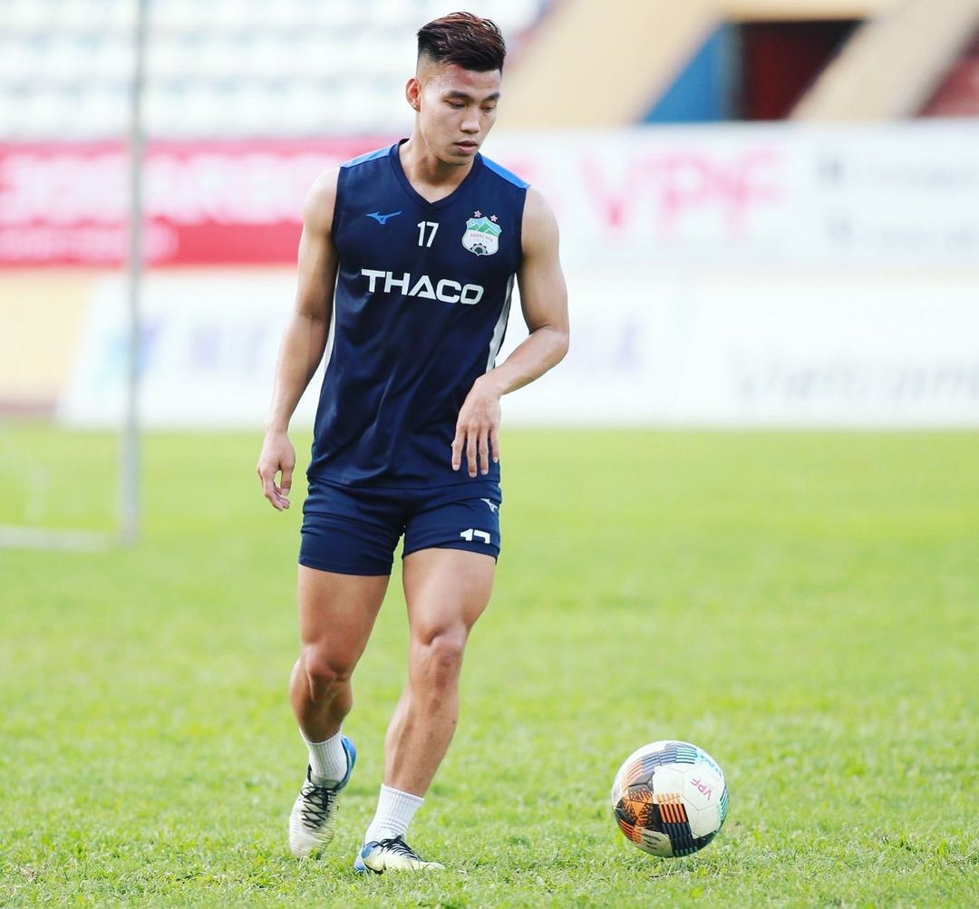 Văn Thanh vừa đăng ảnh thể hiện quyết tâm trước đại chiến với UAE, chị em lập tức mắt chữ O miệng chữ A: Ăn gì mà đùi như quả dưa hấu thế anh ơi?-3