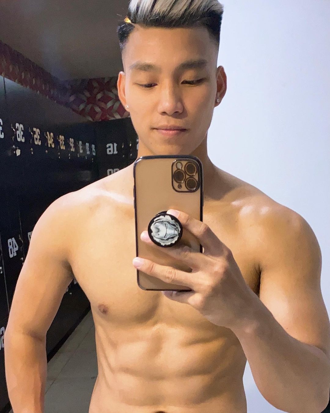 Văn Thanh vừa đăng ảnh thể hiện quyết tâm trước đại chiến với UAE, chị em lập tức mắt chữ O miệng chữ A: Ăn gì mà đùi như quả dưa hấu thế anh ơi?-5