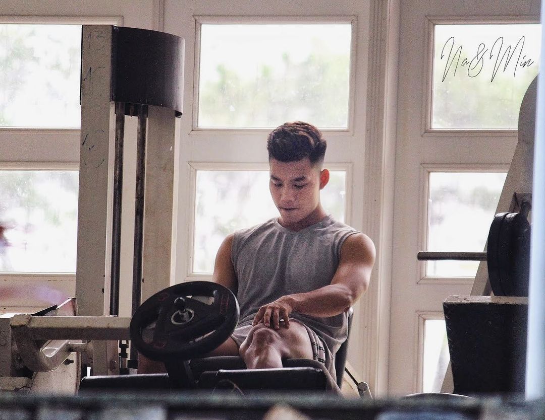 Văn Thanh vừa đăng ảnh thể hiện quyết tâm trước đại chiến với UAE, chị em lập tức mắt chữ O miệng chữ A: Ăn gì mà đùi như quả dưa hấu thế anh ơi?-6