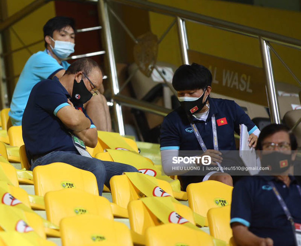 Ảnh: Thầy Park bị ngồi cách ly” tận trên khán đài, chặn mọi cách giao tiếp với học trò-2