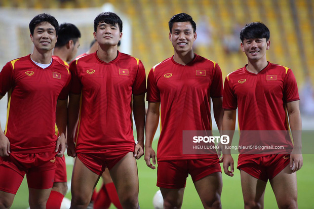 Ảnh: Thầy Park bị ngồi cách ly” tận trên khán đài, chặn mọi cách giao tiếp với học trò-11