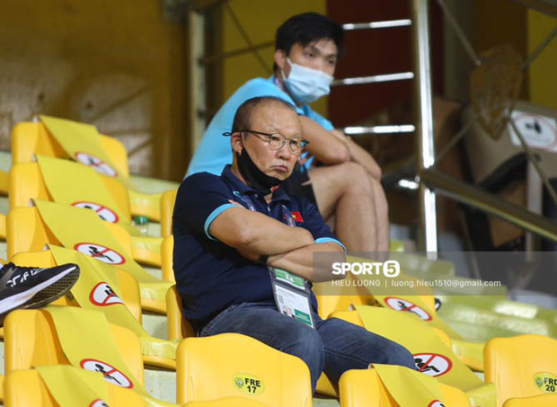 Ảnh: Thầy Park bị ngồi cách ly” tận trên khán đài, chặn mọi cách giao tiếp với học trò-3