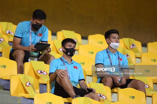 Ảnh: Thầy Park bị ngồi cách ly” tận trên khán đài, chặn mọi cách giao tiếp với học trò-6