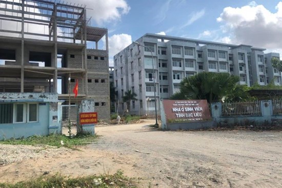 Hai người lái ô tô bỏ trốn khỏi khu cách ly ở Cà Mau