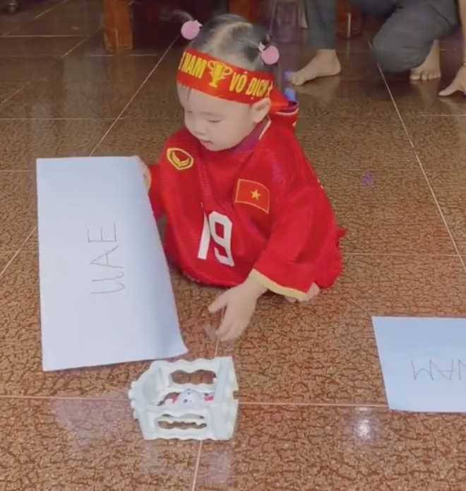 Clip tiên tri triệu view của cháu gái Quang Hải: Mặc áo đá bóng của chú, đầu buộc băng rôn nhưng lại chọn... UAE chiến thắng-1