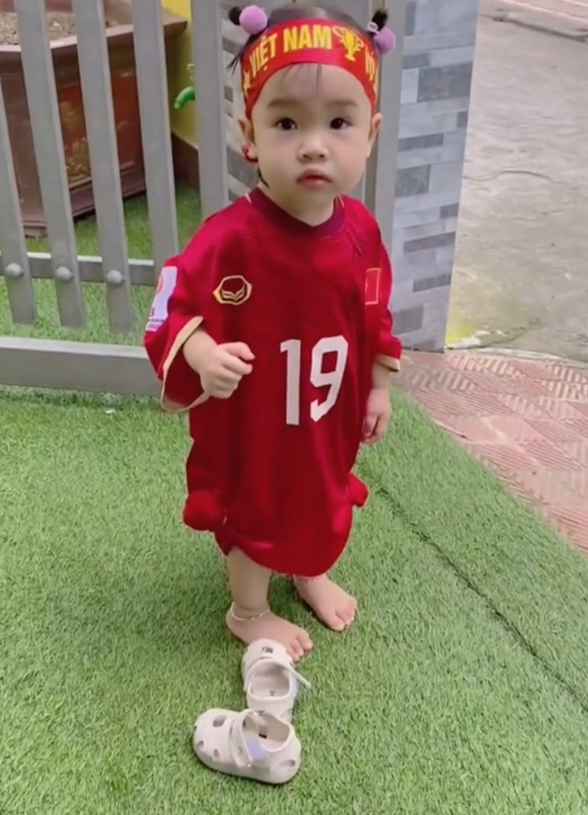 Clip tiên tri triệu view của cháu gái Quang Hải: Mặc áo đá bóng của chú, đầu buộc băng rôn nhưng lại chọn... UAE chiến thắng-2
