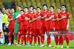 Ảnh: Ban huấn luyện UAE xếp hàng, vỗ tay động viên tuyển Việt Nam sau thất bại-10