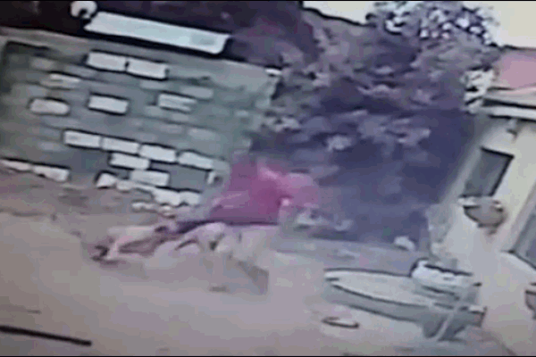 Trộm xe bất thành, nam thanh niên bị chủ nhà rượt chạy thục mạng-1