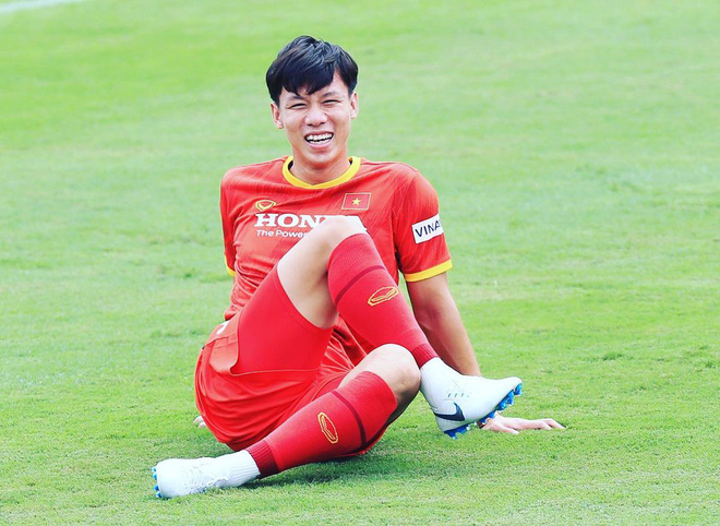 Clip viral trở lại: Thấy fan cuồng bóng đá tràn xuống SVĐ, Quế Ngọc Hải liền có 1 hành động làm cả khán đài ngỡ ngàng-1