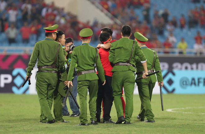 Clip viral trở lại: Thấy fan cuồng bóng đá tràn xuống SVĐ, Quế Ngọc Hải liền có 1 hành động làm cả khán đài ngỡ ngàng-5