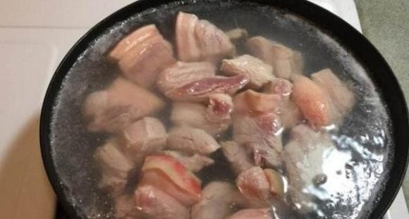 Khi hầm thịt, có 1 loại gia vị rất kiêng kỵ, nếu cho vào sẽ làm hỏng cả nồi thịt, nhiều gia đình không biết-2