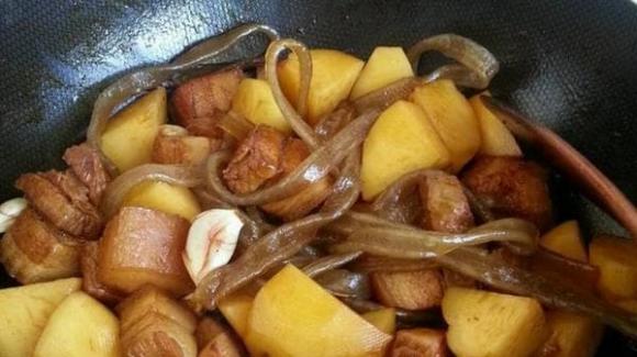 Khi hầm thịt, có 1 loại gia vị rất kiêng kỵ, nếu cho vào sẽ làm hỏng cả nồi thịt, nhiều gia đình không biết-3