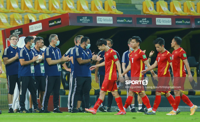 Ảnh: Ban huấn luyện UAE xếp hàng, vỗ tay động viên tuyển Việt Nam sau thất bại-1