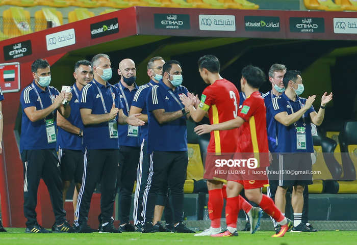 Ảnh: Ban huấn luyện UAE xếp hàng, vỗ tay động viên tuyển Việt Nam sau thất bại-2