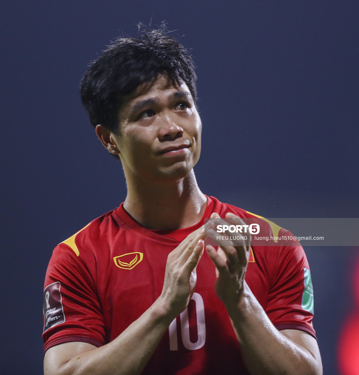 Ảnh: Ban huấn luyện UAE xếp hàng, vỗ tay động viên tuyển Việt Nam sau thất bại-3