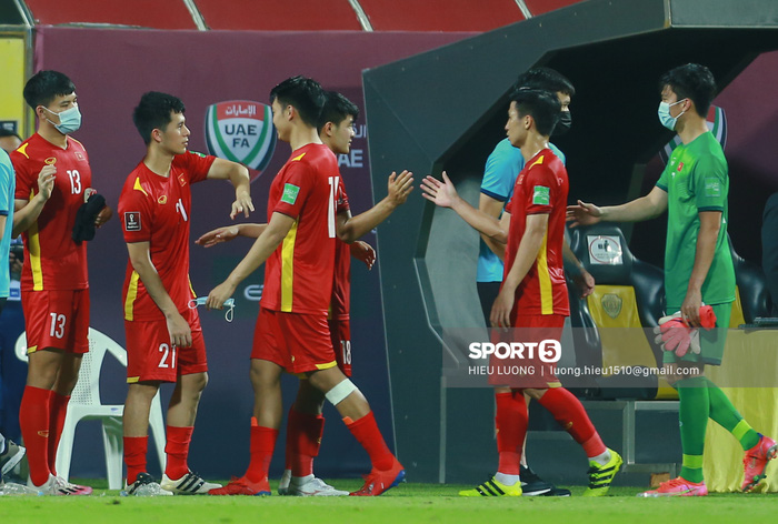 Ảnh: Ban huấn luyện UAE xếp hàng, vỗ tay động viên tuyển Việt Nam sau thất bại-4
