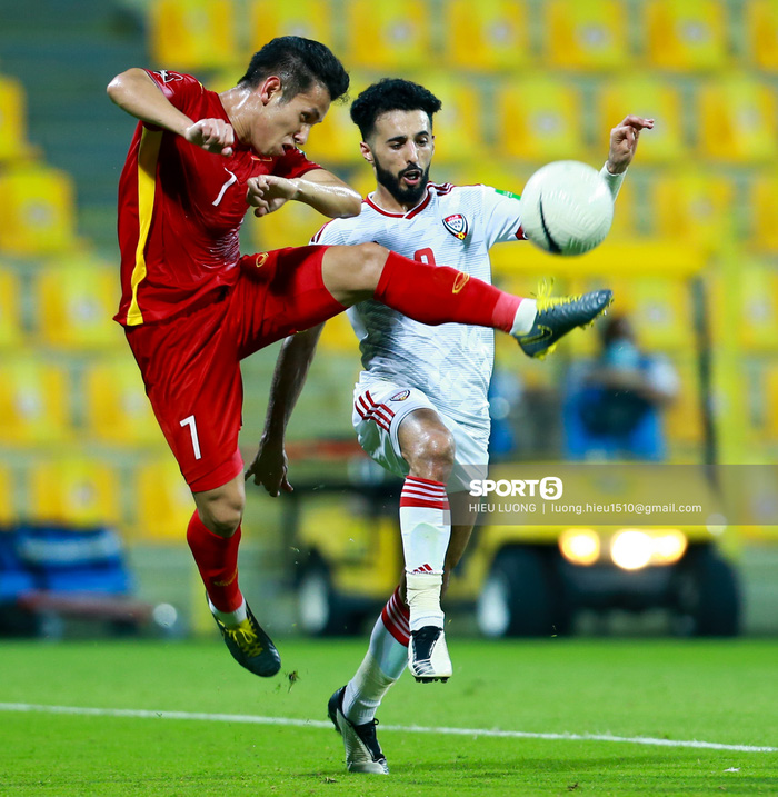 Ảnh: Ban huấn luyện UAE xếp hàng, vỗ tay động viên tuyển Việt Nam sau thất bại-9