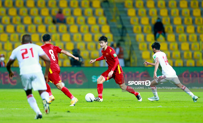 Ảnh: Ban huấn luyện UAE xếp hàng, vỗ tay động viên tuyển Việt Nam sau thất bại-5