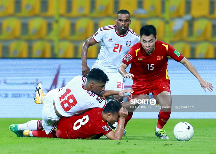 Ảnh: Ban huấn luyện UAE xếp hàng, vỗ tay động viên tuyển Việt Nam sau thất bại-6