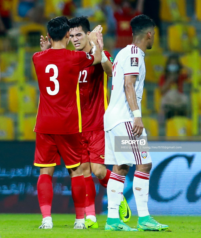 Ảnh: Ban huấn luyện UAE xếp hàng, vỗ tay động viên tuyển Việt Nam sau thất bại-7