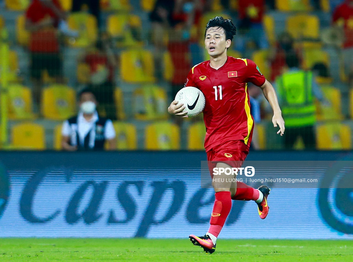 Ảnh: Ban huấn luyện UAE xếp hàng, vỗ tay động viên tuyển Việt Nam sau thất bại-8