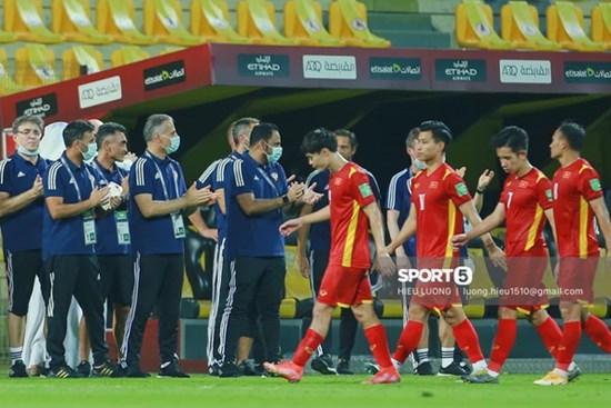 Ảnh: Ban huấn luyện UAE xếp hàng, vỗ tay động viên tuyển Việt Nam sau thất bại